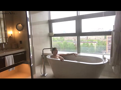 ❤️ Керемет сәби Жуынатын бөлмеде оның кискасын құмарта тартып жатыр Секс бойынша бізде