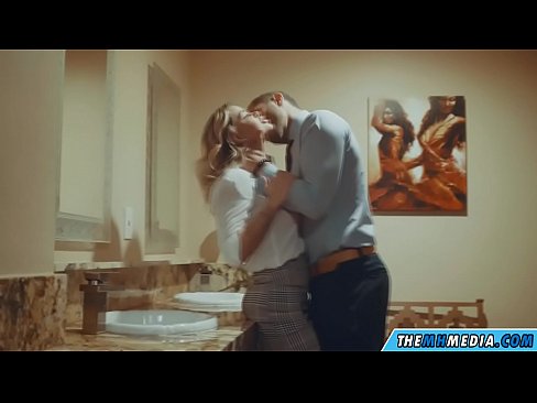❤️ Бүкіл аққұба сізді қоғамдық дәретханада азғырғанда Секс бойынша бізде